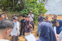 Ket. Foto : Hakim Pengadilan Negeri Pekanbaru, (Baju Batik) saat Memimpin Sidang Lapangan di Rumbai.
