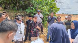 Ket. Foto : Hakim Pengadilan Negeri Pekanbaru, (Baju Batik) saat Memimpin Sidang Lapangan di Rumbai.