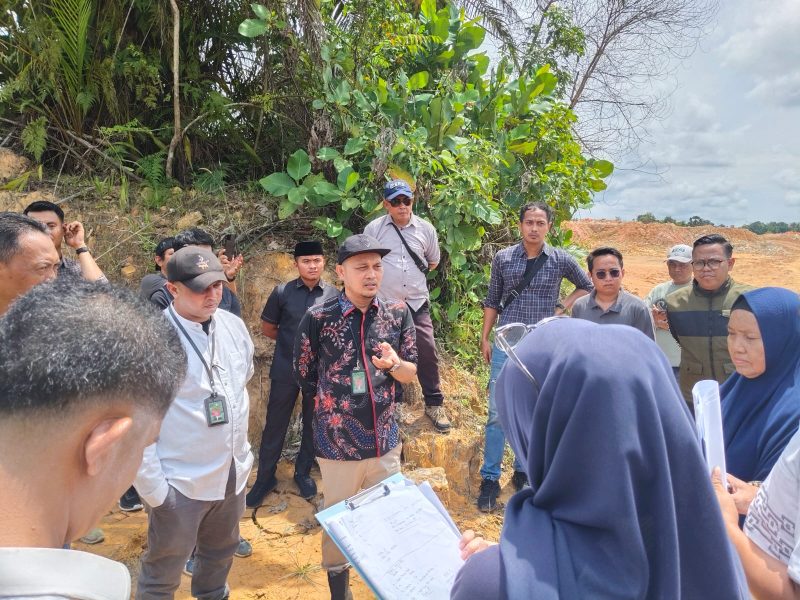 Ket. Foto : Hakim Pengadilan Negeri Pekanbaru, (Baju Batik) saat Memimpin Sidang Lapangan di Rumbai.