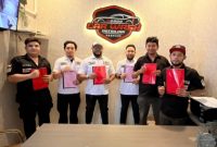 Ket. Foto : Ketua Persatuan Disc Jockey Indonesia Provinsi Riau, Tony Roy, menyerahkan Surat Keputusan (SK) kepada Korwil Kabupaten/Kota se-Provinsi Riau
