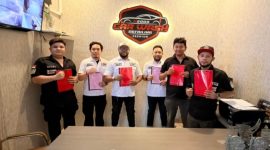 Ket. Foto : Ketua Persatuan Disc Jockey Indonesia Provinsi Riau, Tony Roy, menyerahkan Surat Keputusan (SK) kepada Korwil Kabupaten/Kota se-Provinsi Riau
