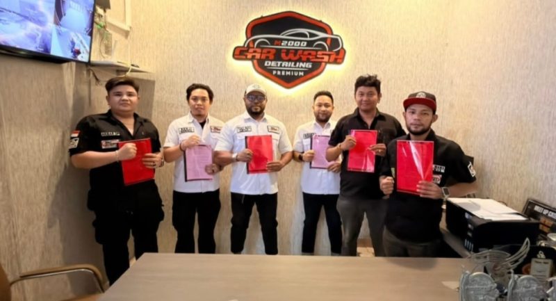 Ket. Foto : Ketua Persatuan Disc Jockey Indonesia Provinsi Riau, Tony Roy, menyerahkan Surat Keputusan (SK) kepada Korwil Kabupaten/Kota se-Provinsi Riau
