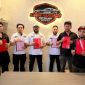 Ket. Foto : Ketua Persatuan Disc Jockey Indonesia Provinsi Riau, Tony Roy, menyerahkan Surat Keputusan (SK) kepada Korwil Kabupaten/Kota se-Provinsi Riau
