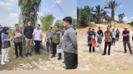 Ket. Foto : Hakim Pengadilan Negeri Pekanbaru, Jhonson Fredi Erson Sirait, SH, (Baju Batik) saat Memimpin Sidang Lapangan di Rumbai. 
