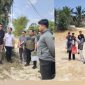 Ket. Foto : Hakim Pengadilan Negeri Pekanbaru, Jhonson Fredi Erson Sirait, SH, (Baju Batik) saat Memimpin Sidang Lapangan di Rumbai. 
