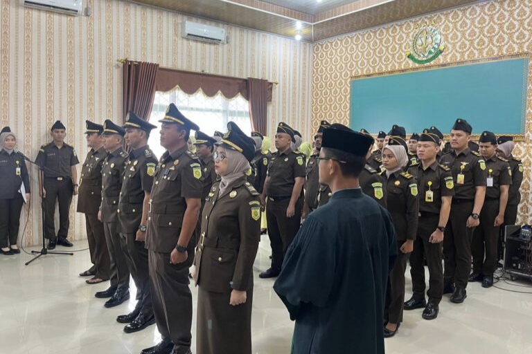 Ket. Foto : Pelantikan dan Serah Terima Jabatan (Sertijab) Pejabat Eselon IV di Kejari Way Kanan, di Aula Kejari Way Kanan Jumat, 13 Februari 2026