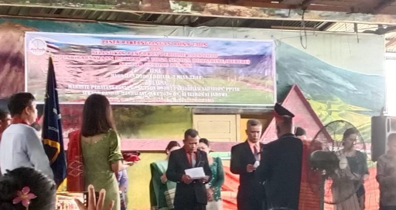 Ket. Foto : Pengucapan Janji Pengurus, Saat Pelantikan Pengurus Sektor, yang di pandu Ketua Cabang Kampar 2, H. Sinaga, Bersama Sekretaris Cabang Kampar 2, R. Nainggolan. 