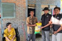 Ket. Foto : Pengurus Gerakan Bersama Rakyat Anti Korupsi (GEEBRAK), Kota Langsa Membagikan Sembako Kepada  Masyarakat Kurang Mampu & Janda Lansia di Kota Langsa, Sabtu (07/03/2026).