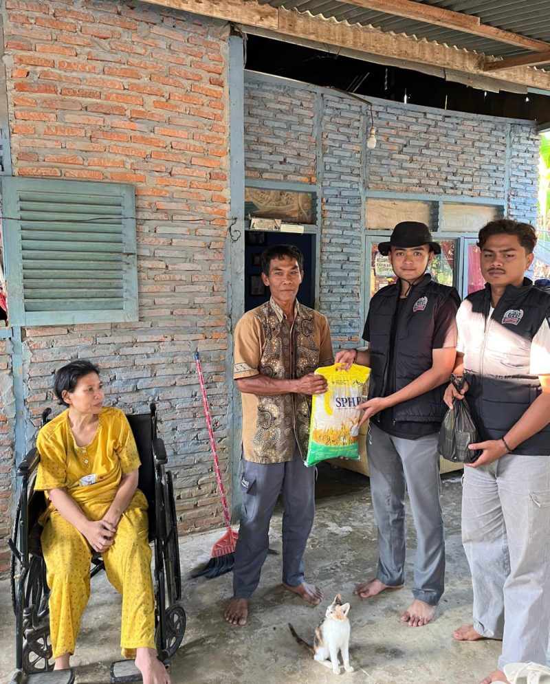 Ket. Foto : Pengurus Gerakan Bersama Rakyat Anti Korupsi (GEEBRAK), Kota Langsa Membagikan Sembako Kepada  Masyarakat Kurang Mampu & Janda Lansia di Kota Langsa, Sabtu (07/03/2026).