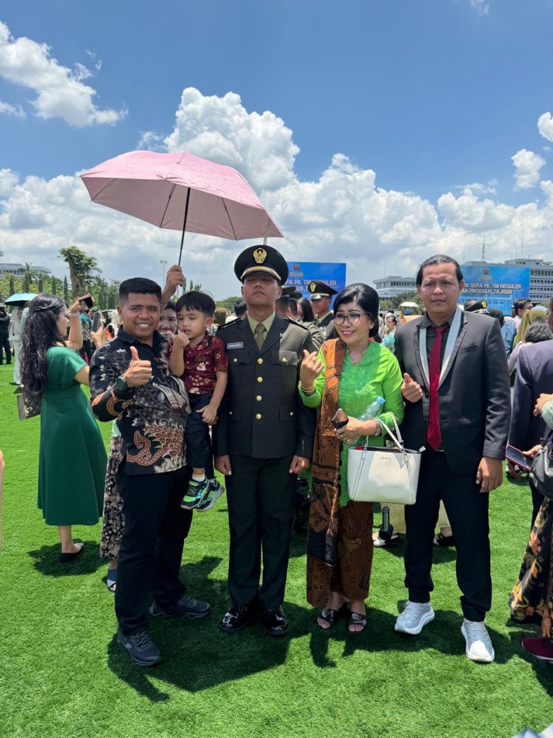 Ket. Foto : Lettu CKM dr. Desmonth.M.E bersama Ibunda Lasma Sinaga dan Kedua Abangnya, usai Pelantikan di Mabes TNI, Cilangkap Kamis (12/03/2026) 

