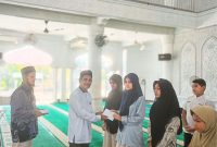 Ket. Foto : Pj Geuchik Gampong Paya Bujok Teungoh, Kecamatan Langsa Barat, Kota Langsa, Bersama Perangkat Gampong Menyalurkan Santunan Kepada 31 Anak Yatim.
