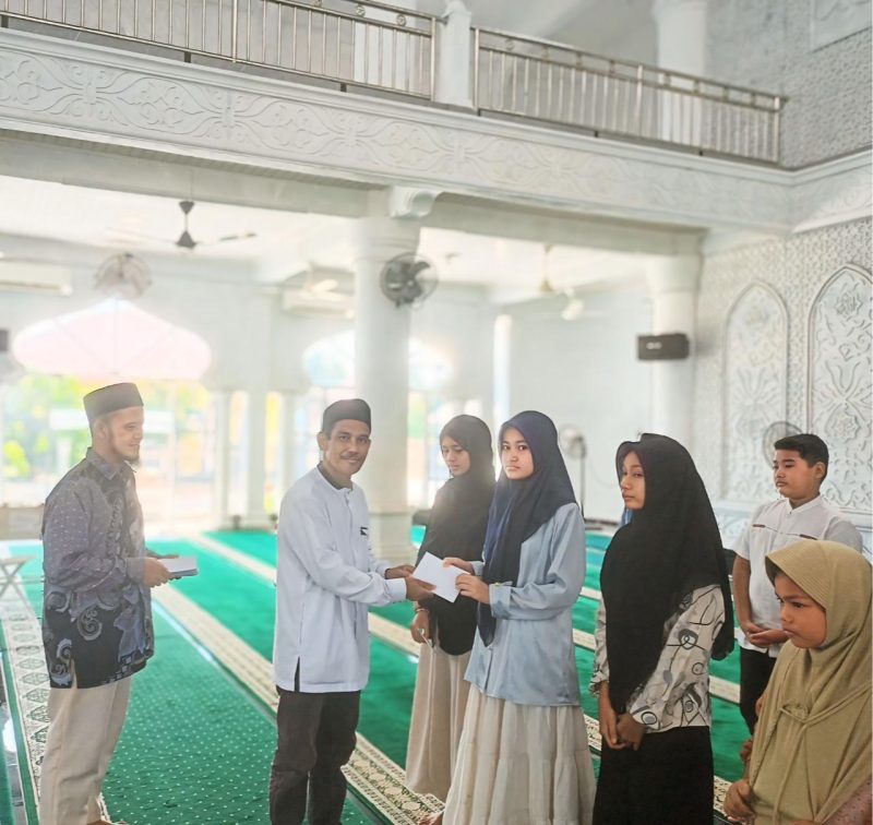 Ket. Foto : Pj Geuchik Gampong Paya Bujok Teungoh, Kecamatan Langsa Barat, Kota Langsa, Bersama Perangkat Gampong Menyalurkan Santunan Kepada 31 Anak Yatim.
