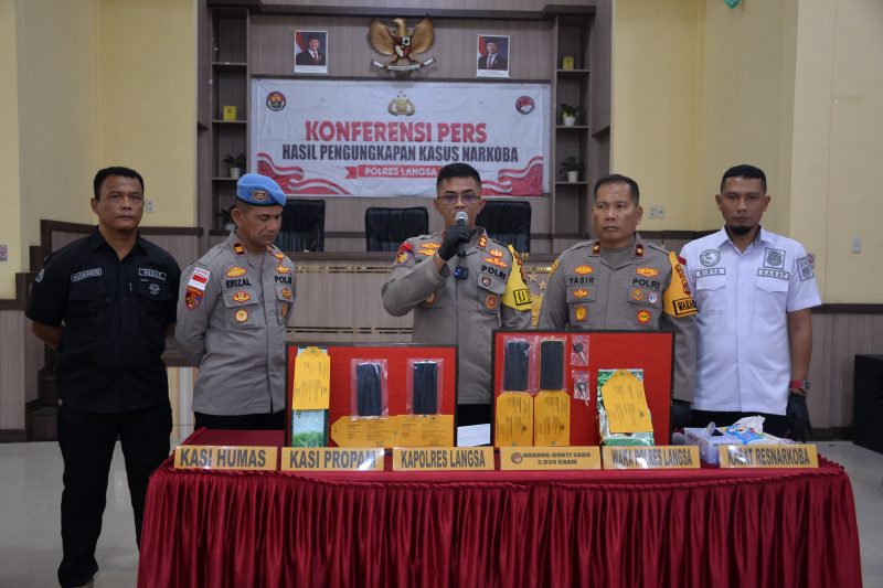 Ket. Foto : Kapolres Langsa, AKBP Mughi Prasetyo Habrianto, S.I.K., dalam konferensi pers pengungkapan tindak pidana narkotika yang digelar Senin, 16 Maret 2026