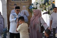 Ket. Foto : Walikota Langsa, Jeffry Sentana S. Putra, S.E., Menerima Warga Saat Menggelar Open House.