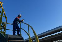 Ket. Foto : Pekerja PHR tengah melakukan peninjauan area operasi di salah satu lapangan migas di Zona Rokan. 