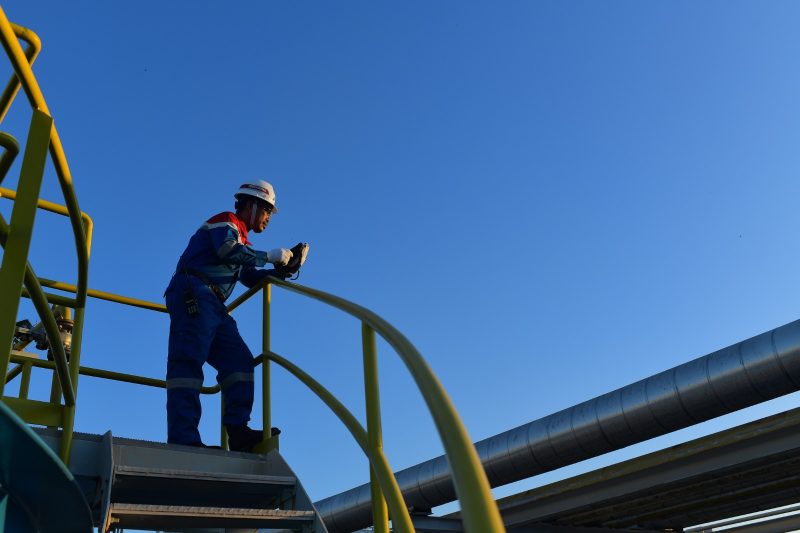 Ket. Foto : Pekerja PHR tengah melakukan peninjauan area operasi di salah satu lapangan migas di Zona Rokan. 