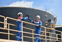 Ket. Foto : Dua pekerja PHR tengah melakukan peninjauan di salah satu fasilitas Gathering Station (GS) di Zona Rokan. 
