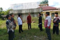 Ket. Foto : Ninik mamak dan tokoh masyarakat Kenegerian Umbio, meninjau Jembatan Pasar Rumbio yang terbengkalai sejak tujuh tahun lalu. 