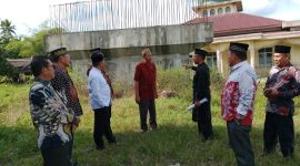 Ket. Foto : Ninik mamak dan tokoh masyarakat Kenegerian Umbio, meninjau Jembatan Pasar Rumbio yang terbengkalai sejak tujuh tahun lalu. 