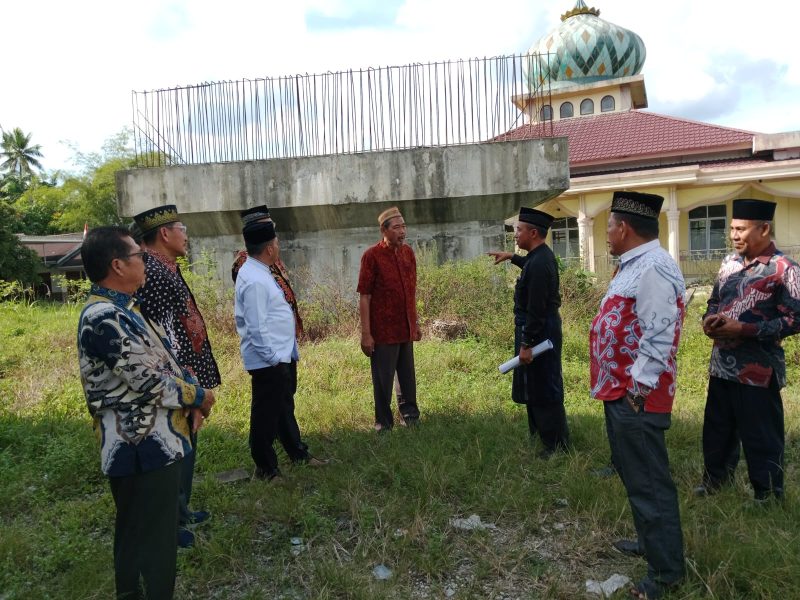 Ket. Foto : Ninik mamak dan tokoh masyarakat Kenegerian Umbio, meninjau Jembatan Pasar Rumbio yang terbengkalai sejak tujuh tahun lalu. 
