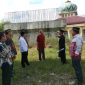 Ket. Foto : Ninik mamak dan tokoh masyarakat Kenegerian Umbio, meninjau Jembatan Pasar Rumbio yang terbengkalai sejak tujuh tahun lalu. 