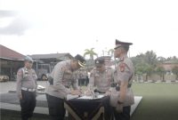Ket. Foto : Kapolres Kampar AKBP Boby Putra Ramadhan Sebayang, Saat Serah Terima Jabatan, Personil Polres Kampar. 