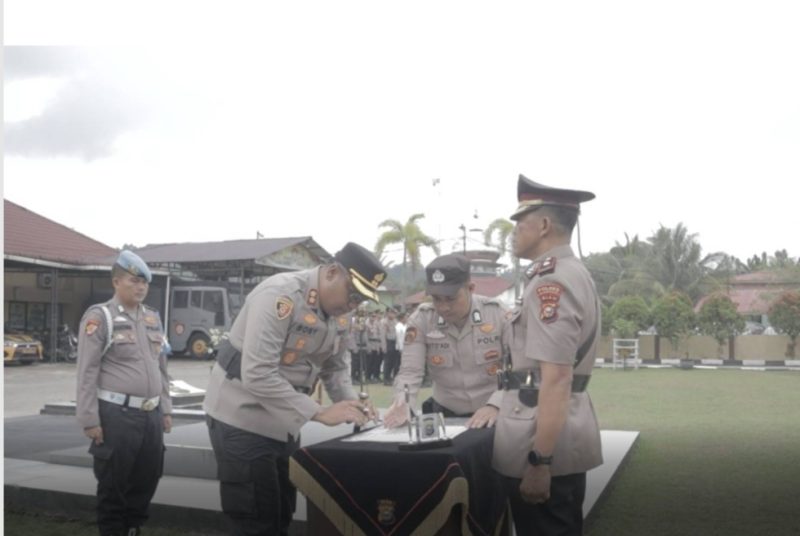 Ket. Foto : Kapolres Kampar AKBP Boby Putra Ramadhan Sebayang, Saat Serah Terima Jabatan, Personil Polres Kampar. 