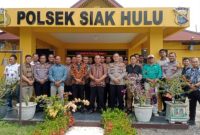 Ket. Foto : Foto Bersama, Usai Rangkaian Pisah Sambut, Kapolsek Lama Kepada Kapolsek Baru. 
