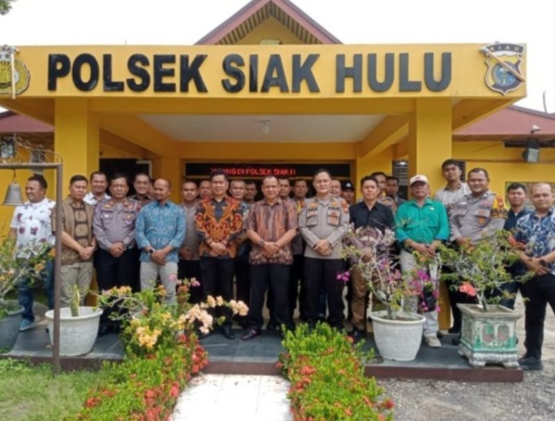 Ket. Foto : Foto Bersama, Usai Rangkaian Pisah Sambut, Kapolsek Lama Kepada Kapolsek Baru. 
