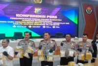 Ket. Foto : Konferensi pers pengungkapan, Peredaran Narkoba, dipimpin Wakapolda Riau Brigjen Pol. Dr. Hengky Haryadi, S.I.K., M.H., didampingi Kabid Humas Kombes Zahwani Pandra Arsyad, S.H., M.Si., Kapolres Bengkalis AKBP Fahrian Saleh Siregar, S.I.K., M.H.,