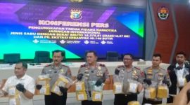 Ket. Foto : Konferensi pers pengungkapan, Peredaran Narkoba, dipimpin Wakapolda Riau Brigjen Pol. Dr. Hengky Haryadi, S.I.K., M.H., didampingi Kabid Humas Kombes Zahwani Pandra Arsyad, S.H., M.Si., Kapolres Bengkalis AKBP Fahrian Saleh Siregar, S.I.K., M.H.,
