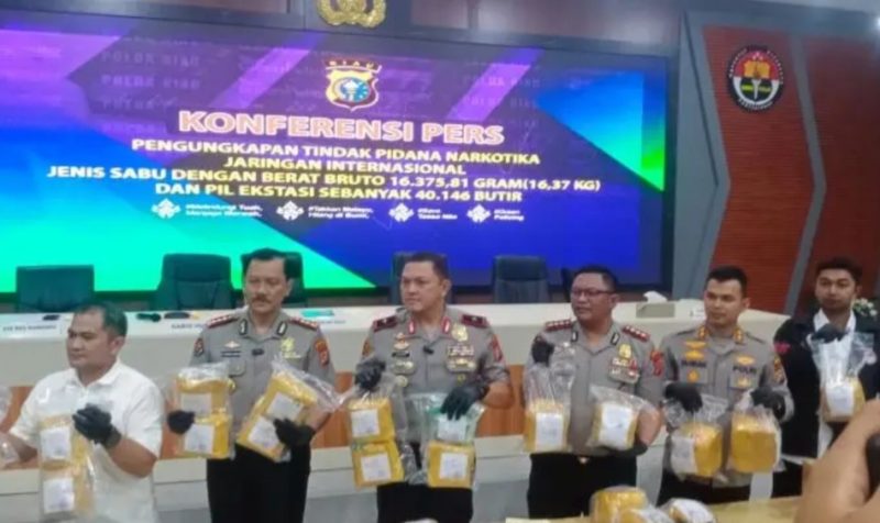 Ket. Foto : Konferensi pers pengungkapan, Peredaran Narkoba, dipimpin Wakapolda Riau Brigjen Pol. Dr. Hengky Haryadi, S.I.K., M.H., didampingi Kabid Humas Kombes Zahwani Pandra Arsyad, S.H., M.Si., Kapolres Bengkalis AKBP Fahrian Saleh Siregar, S.I.K., M.H.,