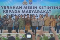 Keterangan Foto: Kapolda Riau Irjen Pol. Dr. Herry Heryawan berfoto bersama Forkopimda Kepulauan Meranti dan 20 nelayan penerima mesin ketinting, Selasa (31/3/2026).