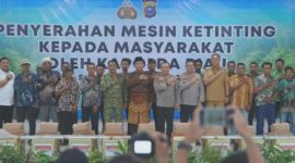 Keterangan Foto: Kapolda Riau Irjen Pol. Dr. Herry Heryawan berfoto bersama Forkopimda Kepulauan Meranti dan 20 nelayan penerima mesin ketinting, Selasa (31/3/2026).