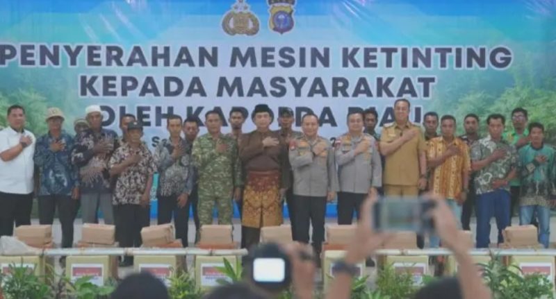 Keterangan Foto: Kapolda Riau Irjen Pol. Dr. Herry Heryawan berfoto bersama Forkopimda Kepulauan Meranti dan 20 nelayan penerima mesin ketinting, Selasa (31/3/2026).