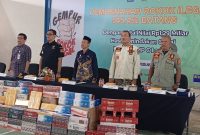 Ket. Foto : Kepala Bea Cukai Langsa, Dwi Harmawanto, bersama Forkopimda kota Langsa, melaksanakan pemusnahan Barang Kena Cukai Hasil Tembakau (BKC HT) ilegal 