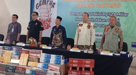 Ket. Foto : Kepala Bea Cukai Langsa, Dwi Harmawanto, bersama Forkopimda kota Langsa, melaksanakan pemusnahan Barang Kena Cukai Hasil Tembakau (BKC HT) ilegal 
