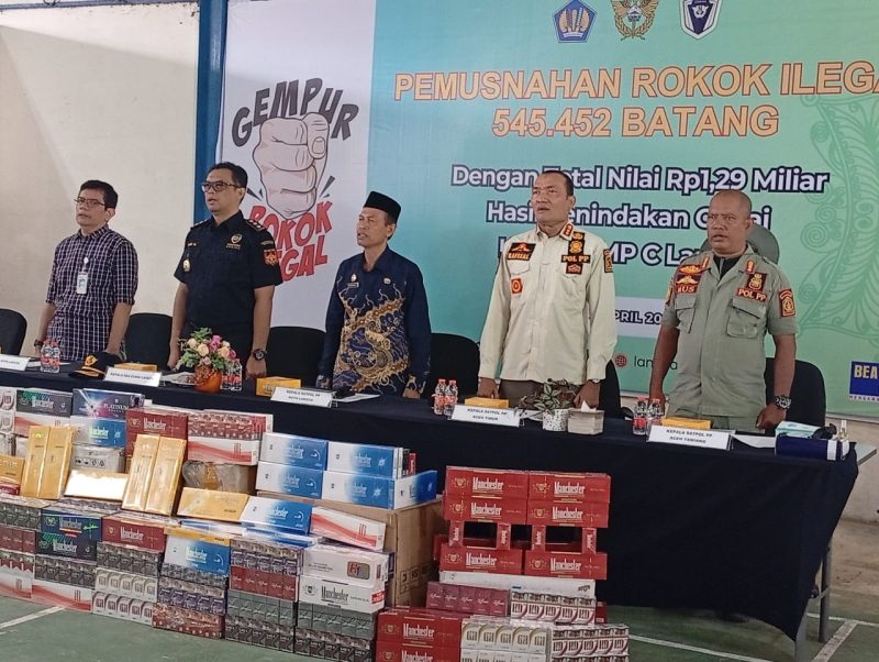 Ket. Foto : Kepala Bea Cukai Langsa, Dwi Harmawanto, bersama Forkopimda kota Langsa, melaksanakan pemusnahan Barang Kena Cukai Hasil Tembakau (BKC HT) ilegal 