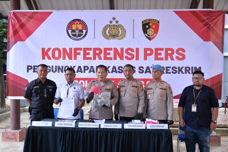 ket. Foto : Satuan Reserse Kriminal (Sat Reskrim) Polres Langsa menggelar konferensi pers pengungkapan kasus pemerkosaan. 
