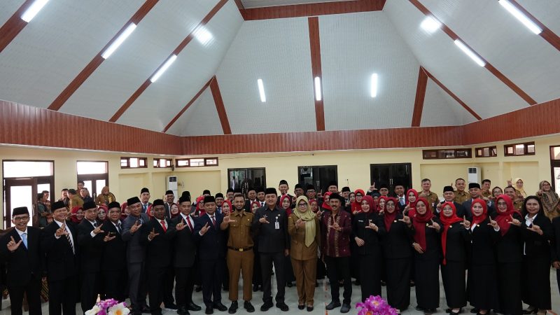 Ket. Foto :Kepala Dinas Pendidikan dan Kebudayaan Provinsi Lampung, Thomas Americo, saat melantik 51 Kepala Sekolah