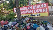 Ket. Fot : Oknum warga, membuang sampah bukan pada tempatnya, padahal larangan buang sampah telah di pasang lokasi tersebut. 