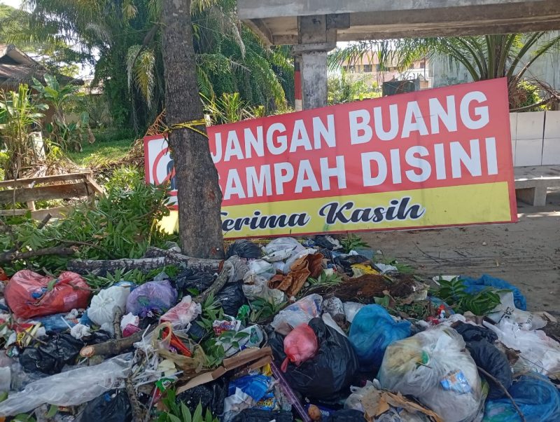 Ket. Fot : Oknum warga, membuang sampah bukan pada tempatnya, padahal larangan buang sampah telah di pasang lokasi tersebut. 