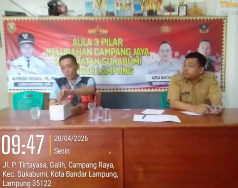 Keterangan foto : Suasana pertemuan warga RT 06 dengan Lurah Campang Raya, Alfredo Vergara, dan Ketua RT 06, di Kelurahan Campang Raya, Minggu (20/4/2026). 