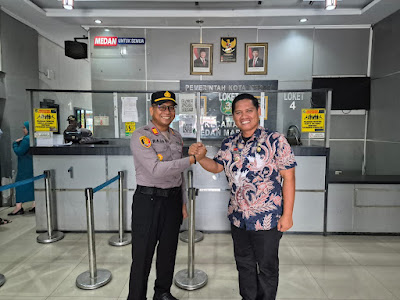 Keterangan foto : Kapolsek Medan Labuhan, AKP D. Raja Putra Napitupulu, Dalam Komando dengan Camat Medan Marelan, Zulkifli S. Pulungan, S.STP., M.AP., Saat Silaturahmi, Jumat (24/4/2026).
