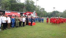 Keterangan Foto : Menteri Lingkungan Hidup/ Kepala BPLH, Hanif Faisol Nurofiq, memimpin Apel Kesiapsiagaan Penanganan Karhutla Provinsi Riau 2026 di Lapangan Sanggar PT Pertamina Hulu Rokan, Rumbai, Sabtu (25/4/2026). Apel dihadiri ratusan personil regu pemadam dari unsur TNI, Polri, BPBD, Manggala Agni dan perwakilan lintas korporasi.