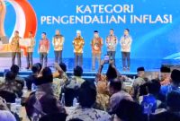 Keterangan foto : Wali Kota Langsa, Jeffry Sentana, saat menerima Penghargaan yang diserahkan langsung oleh Menteri Dalam Negeri Tito Karnavian di Wyndham Hotel, Palembang, Sumatera Selatan, pada Sabtu (25/04/2026).