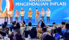 Keterangan foto : Wali Kota Langsa, Jeffry Sentana, saat menerima Penghargaan yang diserahkan langsung oleh Menteri Dalam Negeri Tito Karnavian di Wyndham Hotel, Palembang, Sumatera Selatan, pada Sabtu (25/04/2026).