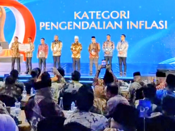 Keterangan foto : Wali Kota Langsa, Jeffry Sentana, saat menerima Penghargaan yang diserahkan langsung oleh Menteri Dalam Negeri Tito Karnavian di Wyndham Hotel, Palembang, Sumatera Selatan, pada Sabtu (25/04/2026).