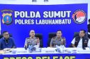 Keterangan foto : Kapolres Labuhanbatu AKBP Wahyu Endrajaya, S.I.K., M.Si., saat memimpin konferensi didampingi Wakapolres KOMPOL P.S. Simbolon, S.H., Kasat Reskrim AKP Jihad Fajar Balman, S.Tr.K., S.I.K., serta Kasat Narkoba AKP Hardiyanto, S.H. 
