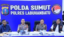 Keterangan foto : Kapolres Labuhanbatu AKBP Wahyu Endrajaya, S.I.K., M.Si., saat memimpin konferensi didampingi Wakapolres KOMPOL P.S. Simbolon, S.H., Kasat Reskrim AKP Jihad Fajar Balman, S.Tr.K., S.I.K., serta Kasat Narkoba AKP Hardiyanto, S.H. 
